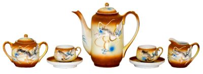 Serviço de café, em porcelana da China, decoração policromada com dragões, composto por bule