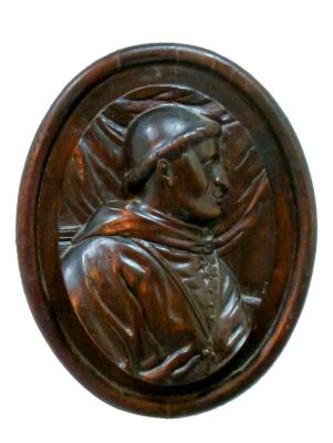 Placa de madeira com busto de eclesiástico em relevo. Alt. 0,32 x 0,26.