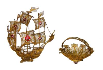 Caravela e 1 aneleira, de filigrana dourada.