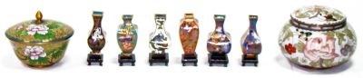 6 Jarrinhas e 2 caixas, de metal esmaltado, “cloisonné”, decoração policromada.