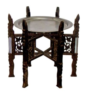 Mesa baixa, articulada, oriental, de madeira com trabalho de talha, com tabuleiro de metal.