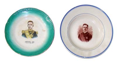 2 Pratos de louça, decorados com bustos de D. Manuel II e Affonso XIII.