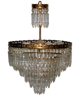 Candeeiro de tecto, de saco, em metal, com pingentes de cristal.