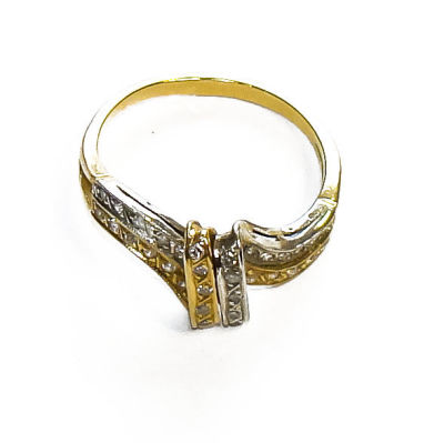Anel de senhora, de ouro bicolor com marcas legais de contraste, com brilhantes cravejados.