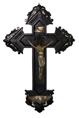 Crucifixo com Cristo de metal e pia de água-benta.