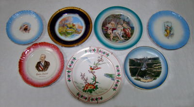 7 Pratos decorativos, de porcelana e louça, policromados, com bustos, figuras, paisagens, etc.