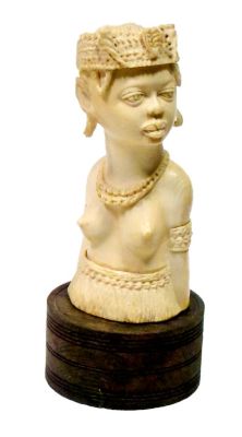 Busto de mulher, escultura em marfim. Alt. 0,195. Com base de madeira. Com certificado Cites.