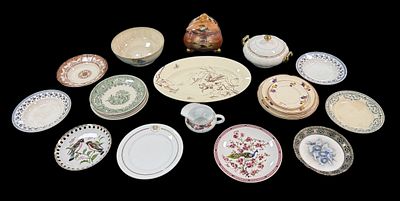 27 Porcelain and crockery pieces: platters, fruit bowls, tureens, plates, etc.