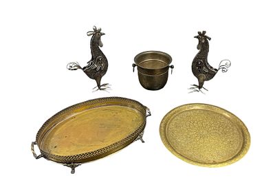 2 Trays, 1 ice bucket and 2 roosters, in brass and metal.
