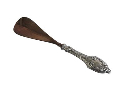 Shoehorn with handles with embossed foliage, in 833 thousand silver, with boar hallmark – Porto 