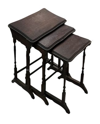 Set of 3 interlocking tables, in mahogany. Height 0.55.