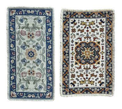 2 Tapetes de Arraiolos, fundo creme, barra azul, desenho policromado com flores e animais. Med. 