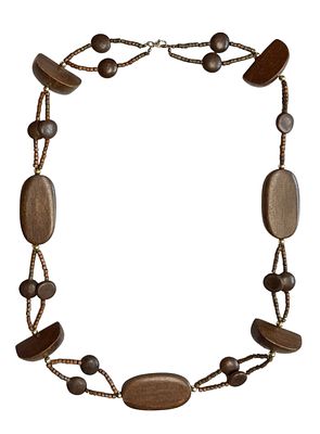 Colar com contas e placas de madeira, etc.