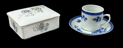 Guarda-joias e 1 chávena e pires, em porcelana da Vista Alegre. Chávena com defeito.