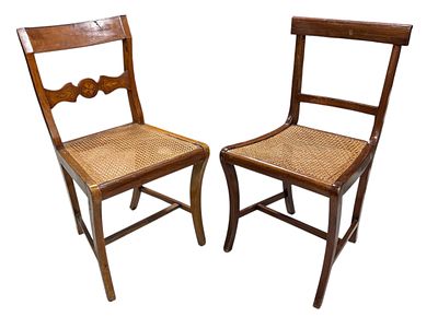 2 Cadeiras estilo inglês, de mogno, com assentos de palhinha. Uma com defeito.