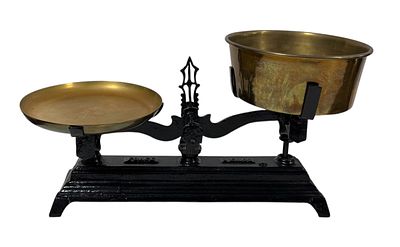 Balança Roberval (3KG), em ferro pintado, com recipientes de latão.