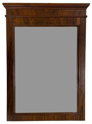 Espelho de parede, estilo D. Maria, de mogno. Com pequeno defeito. Alt. 0,80 x 0,59.