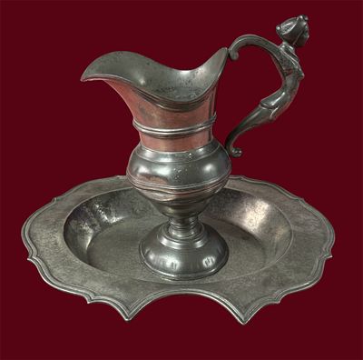 Conjunto de lavanda e gomil, antigos, de estanho, com pega decorada com figura. Com sinais de 