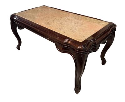 Mesa-baixa de mogno, com tampo de mármore. Alt. 0,42. Med. 0,90 x 0,50. Com defeito na pedra.