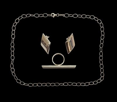 Fio, anel (medida 11) e par de brincos, em prata de 925 mil., com marca de contraste águia – 