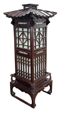 Candeeiro de mesa, formato pagode chinês, de madeira exótica, com trabalho de talha. Alt. 0,88