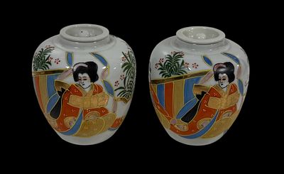 Par de potes com tampa, em porcelana do Japão, decoração policromada com figuras. Alt. 0,11.