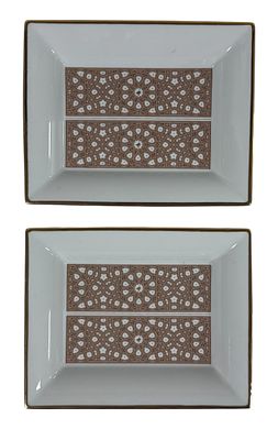 Par de aneleiras em porcelana de Limoges, decoração dourado e sépia. Med. 0,20 x 0,16.