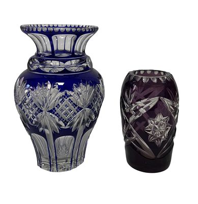 2 Jarras de cristal lapidado, decoração azul e “bordeaux”. Uma com falhinha. Alt. 0,17 e 0,12.