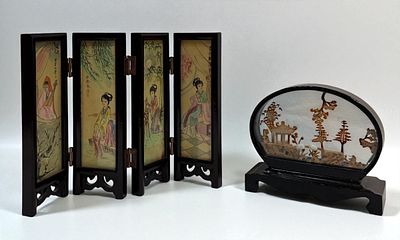 Biombo-miniatura e 1 escultura de cortiça com pagode, árvores e ave, com molduras de madeira.