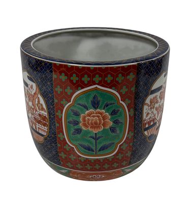 "Cache-pot" em porcelana da China, decoração policromada com flores e outros motivos. Alt. 0 