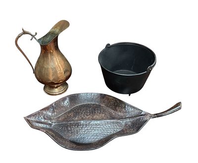 Panela,1 jarro e 1 centro de mesa, em ferro, cobre, etc.