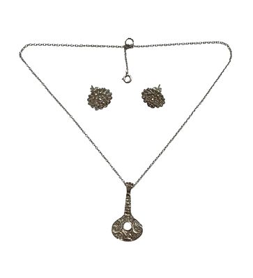 Fio com pendente em forma de guitarra portuguesa, e par de brincos, em filigrana de prata de 