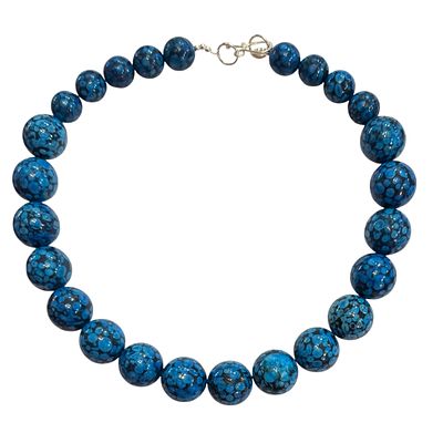 Colar formado por bolas azuis, com fecho de prata de 925 mil., com marcas legais de contraste 