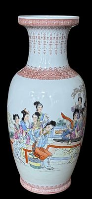 Jarrão de porcelana da China, decoração policromada com figuras femininas e outros motivos. 