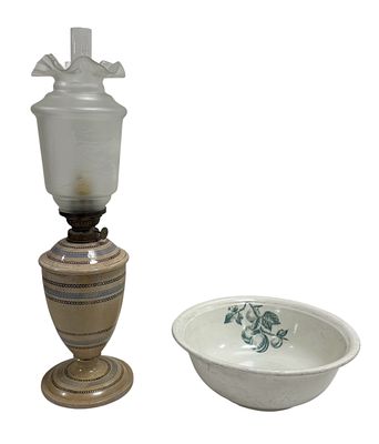 Candeeiro de mesa e 1 fruteiro, em faiança, decoração policromada.