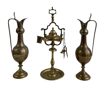 Candeia para azeite e par de jarros, de latão com gravados. Alt. 0,37 e 0,33.