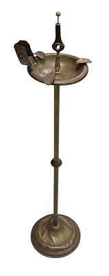 Cinzeiro de coluna, em latão. Amolgado. Alt. 0,83.