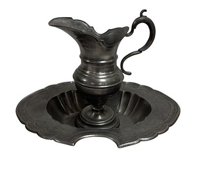 Set of lavender and ewer, in pewter. Height 0.275. Length 0.38.