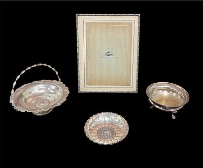3 fruit bowls and 1 metal frame.