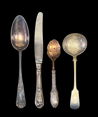 Knife and spoon, with handles in 833 silver. 19th/20th century. And 2 metal spoons.