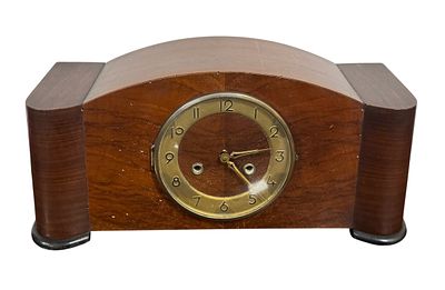 Table clock, Art Deco style, with pendulum and chimes, with walnut case. Height 0.22 x 0.47. 