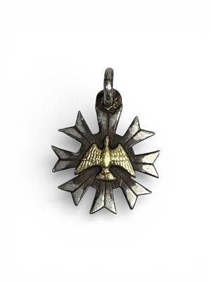 Silver and gold pendant, with legal hallmarks. Weight 4.3 grams.