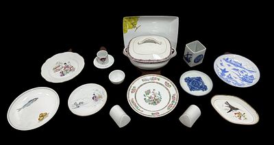 15 pieces of Vista Alegre porcelain, polychrome decoration: tureen, plates, platter, salt 