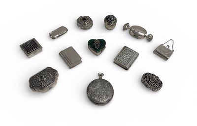 12 snuff boxes, in 925 silver, etc., with legal hallmarks. Total weight 221 grams.