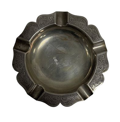 Plain ashtray with engravings, in 833 silver, with eagle hallmark – Porto (1938-1984). Weight 
