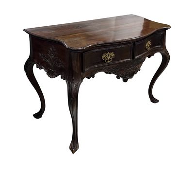 Mesa de encostar, estilo D. Jos&eacute;, de pau-santo com trabalho de talha, frente e lados abaulados 