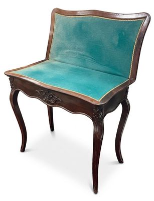 Mesa-de-jogo em mogno com trabalho de talha, com tampo de levantar. Com sinais de uso. Alt. 0 