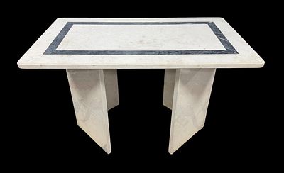 Mesa de pedra Moleanos, decorada com faixa cinzenta. Com pequenas falhas nas bases. Alt. 0,76. 