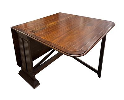 Mesa de sala-de-jantar, estilo ingl&ecirc;s, de mogno, com duas abas. Med. 1,00 x 0,39 (aberta = 1,65 