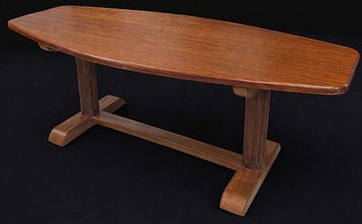 Mesa de reuni&otilde;es, em mogno, com p&eacute; com trabalho de talha. Med. 1,97 x 0,91.